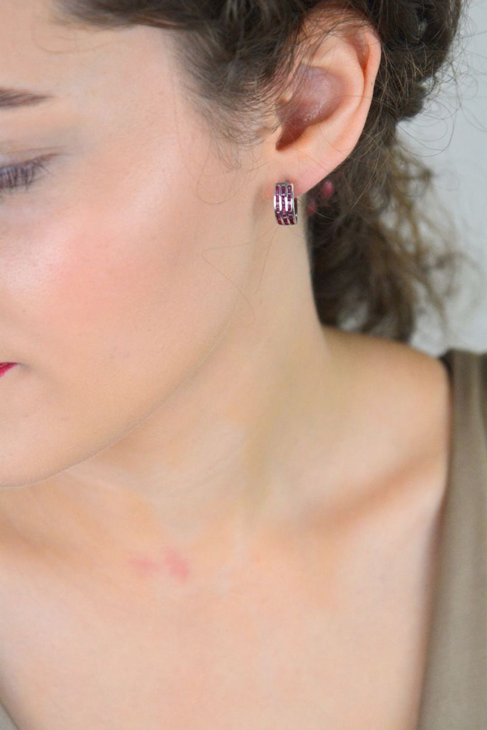 Eleganckie kolczyki damskie srebrne próba 925 w formie kół, zdobione naturalnymi rubinami. Bezpieczne zapięcie angielskie. Idealne na prezent i na co dzień. Model K1167.1.jpg